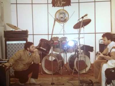 ...e l�altro per i nostri invitati � ci dice Mario mostrandoci alcune immagini della band �. Noi chiamavamo il palazzo �l�Inferno�: ci ospit� fino alla fine degli anni 90, quando lo lasciammo perch� era troppo degradato�